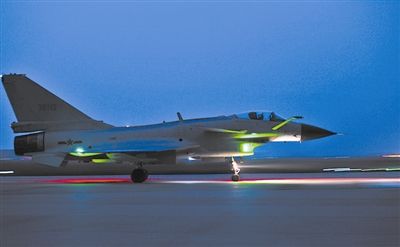 殲十“藍軍”飛行員駕機升空夜戰。本報特約通訊員 黃子岳攝
